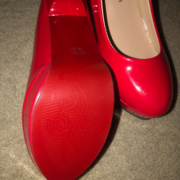 Red pumps - Picture 2 of 3